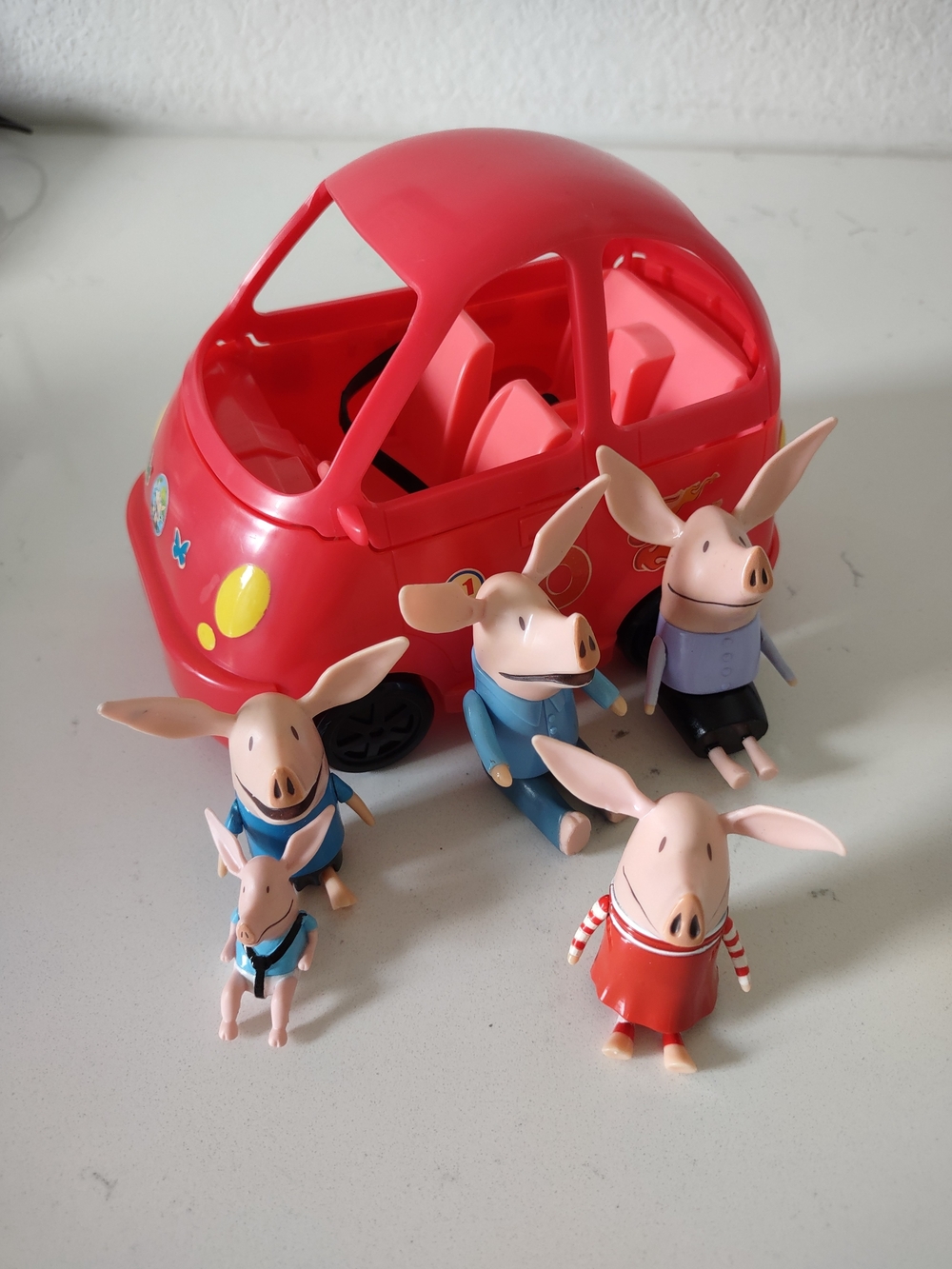 Red Family Play Van with Five Pig Character Figures - Kids Toy Set